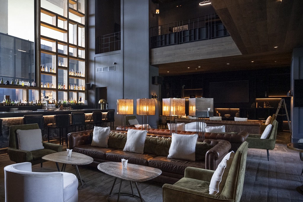 スポーツバー「ダークホース」ではゴルフのシミュレーションやビリヤードなども楽しめます