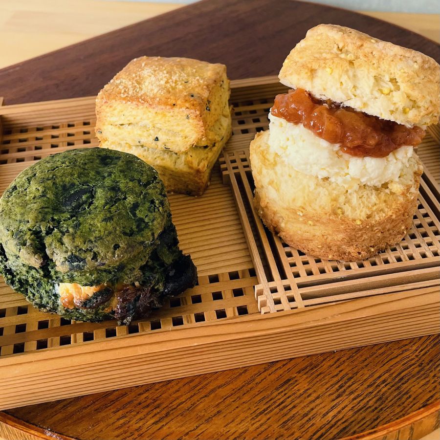 【Part2】＜トムズスコーンジャパネスク＞右：もちきびとハトムギのプレーン、自家製クロテッドクリームと柿ジャムサンド 778円※各日20点限り、左：宇治抹茶とよもぎ、チョコレート 627円※各日50点限り、真中：黒七味とパルメザン 562円※各日50点限り