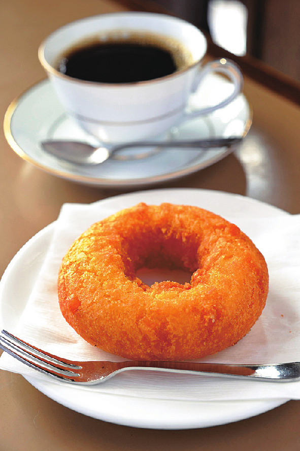 手前から、手作りドーナツ180円、コーヒー500円〜