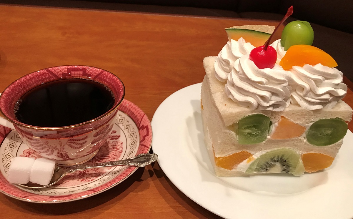 左から「特選ブレンド」580円、「フルーツサンド」 1200円