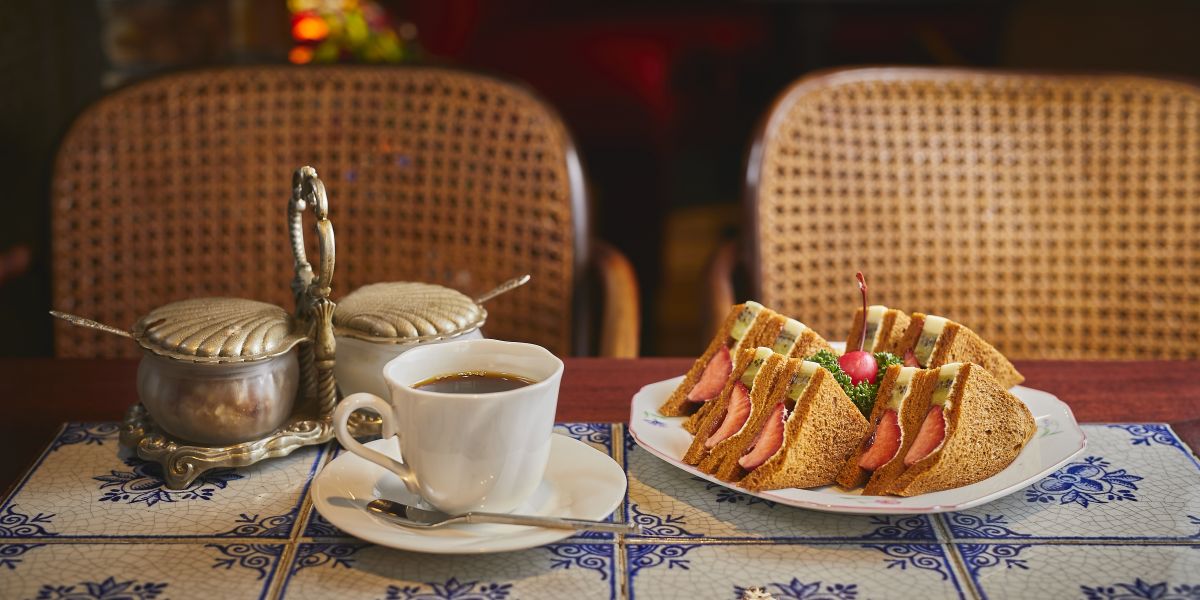 左から「ブレンドコーヒー」500円、食パン1/3個を使うボリューム満点の「フルーツサンド」1100円