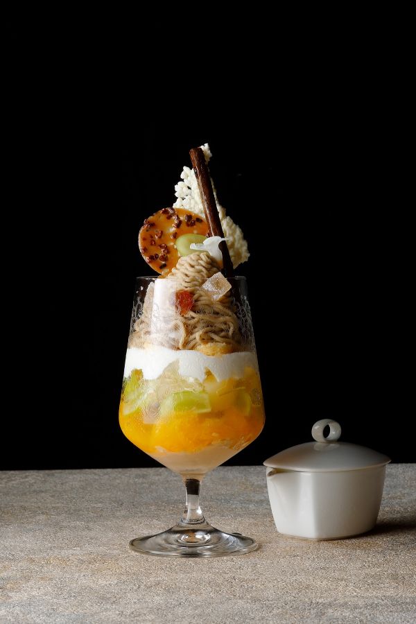 笠間新栗のモンブランと秋のフルーツのパフェ　ラ・フランスソースを添えて　イメージ