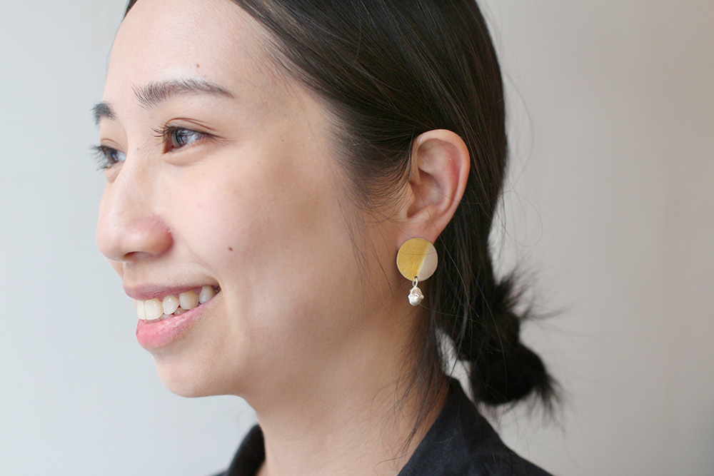 月の満ち欠けがモチーフのピアス「NT$2880」