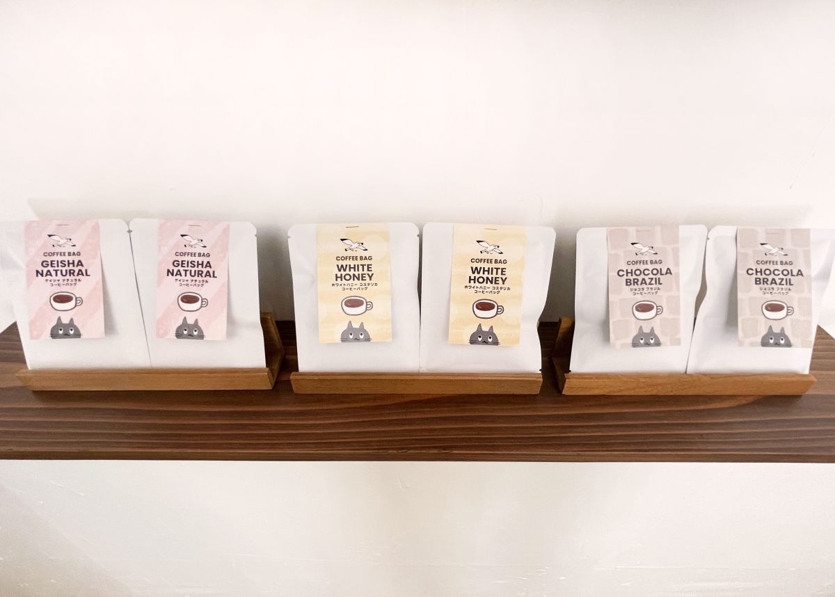 （左から）「ゲイシャ ナチュラル」 270円、「ホワイトハニー コスタリカ」 240円、「ショコラ ブラジル」 240円