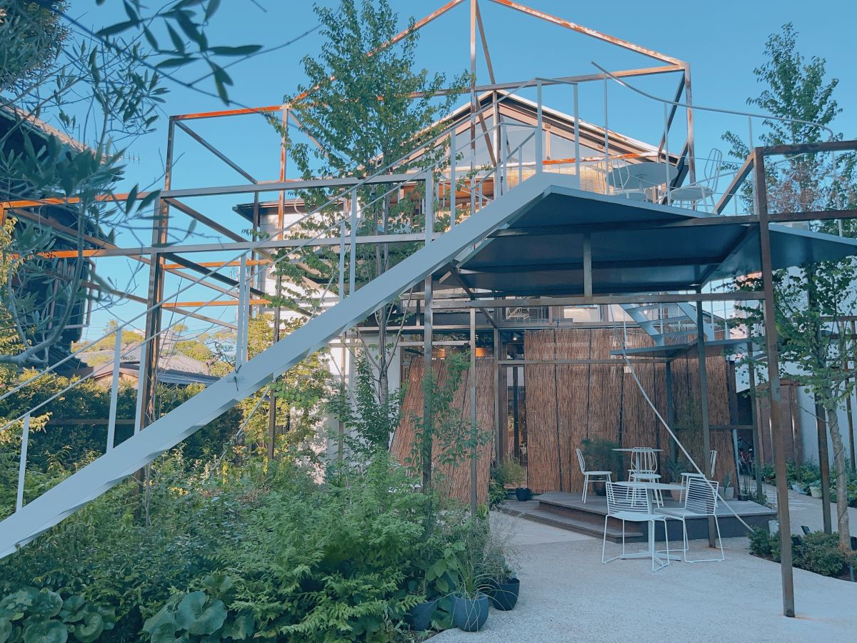 １８０１）リトグラフ　画家不明　「仮題　カフェテラス」 明治から続く生花店×最新の建築技術が生み出すカフェが誕生