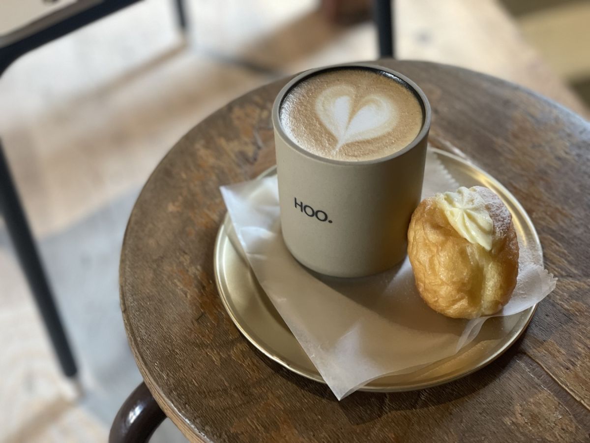 「ラテ」600円、「カスタードドーナッツ」