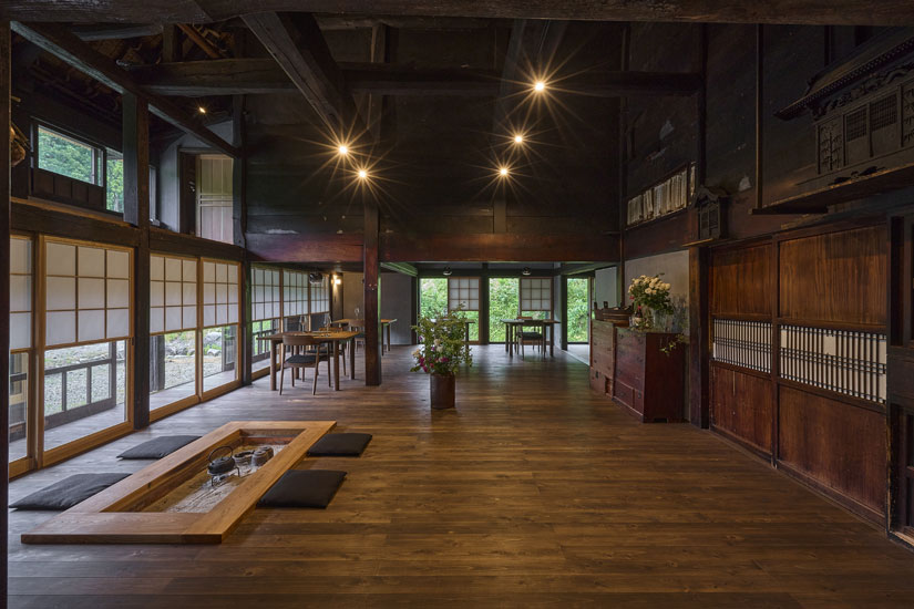 風情ある囲炉裏では、夜になると地元で採れたクロモジを煮出して香りの演出も