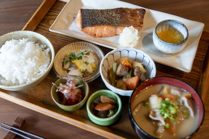 硬めに炊いたごはんのおいしさも感動的。季節の野菜や長野の滋味あふれる郷土食とともに。鮭定食3000円