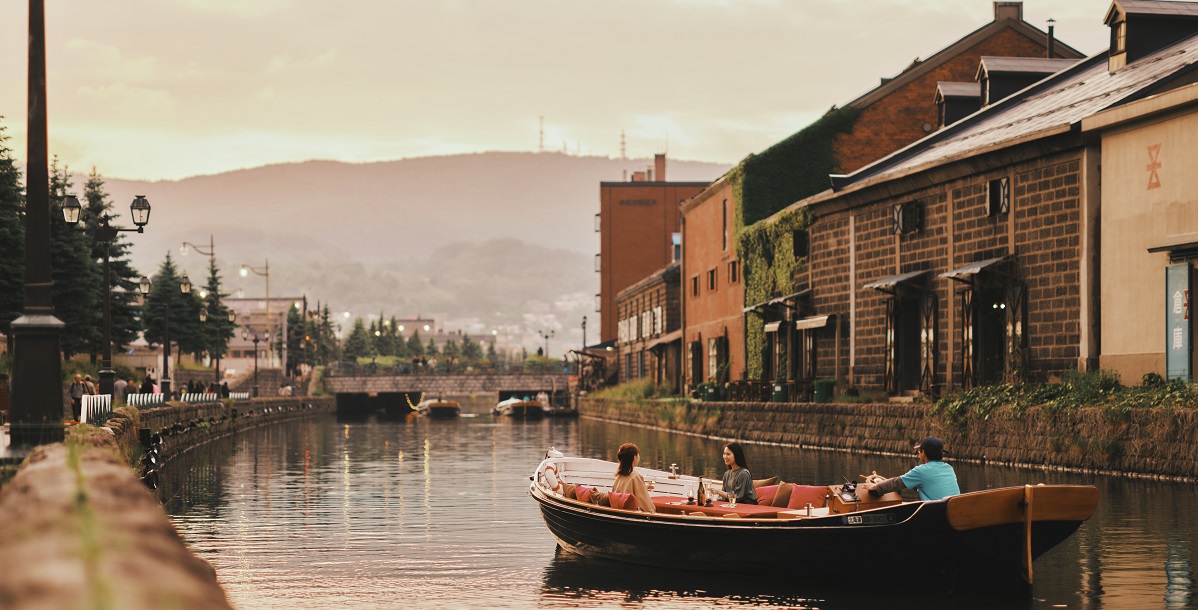 「OMO5小樽(おも) by 星野リゾート」で開催！⼩樽のワインとお寿司のマリアージュを味わう「⼩樽運河ワインクルージング」