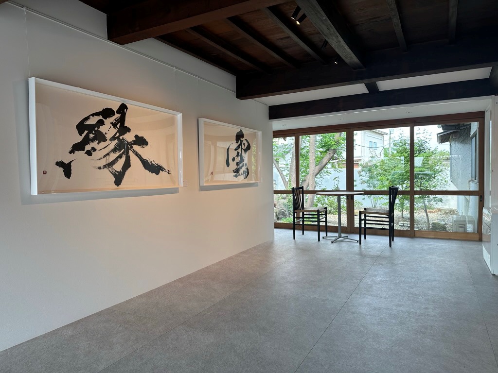 ギャラリー中央に展示されている小櫃凛泉氏の書