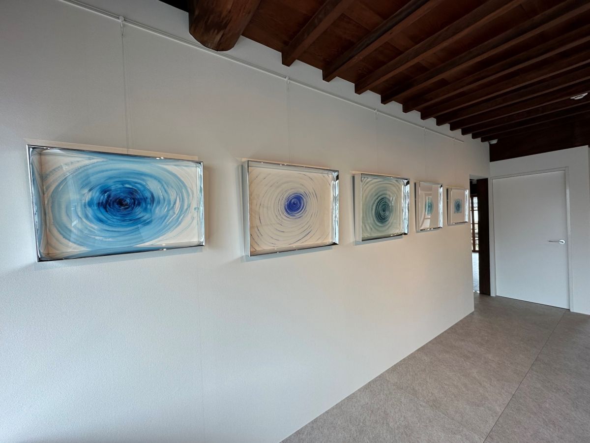 ギャラリー中央に展示されているウテビカオリ氏の画