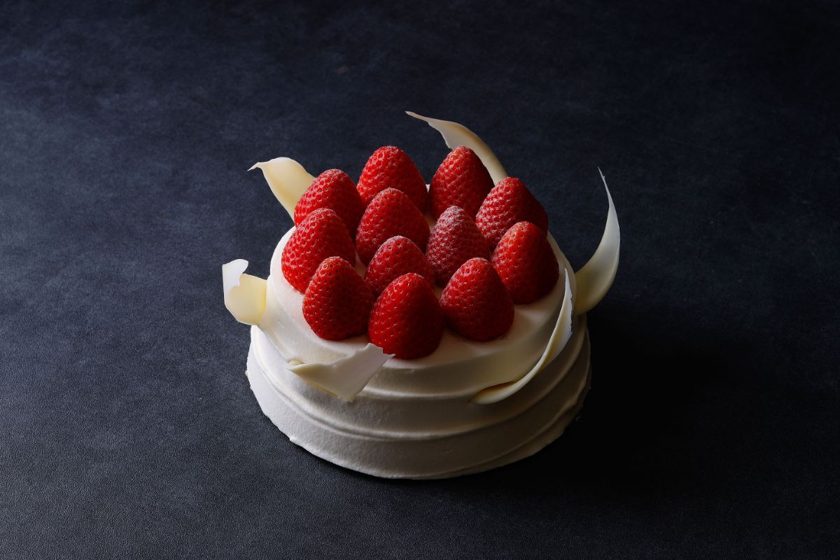 「ガトー オゥ フレーズ」直径約12×高さ約8.5cm 6000円、直径約15×高さ約8.5cm 7000円