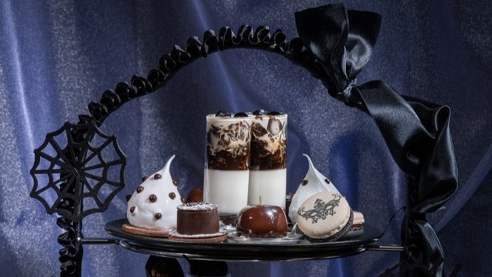 【リーガロイヤルホテル東京】モノトーンで統一された妖しくもかわいらしいティータイム！「ハロウィーンアフタヌーンティー」