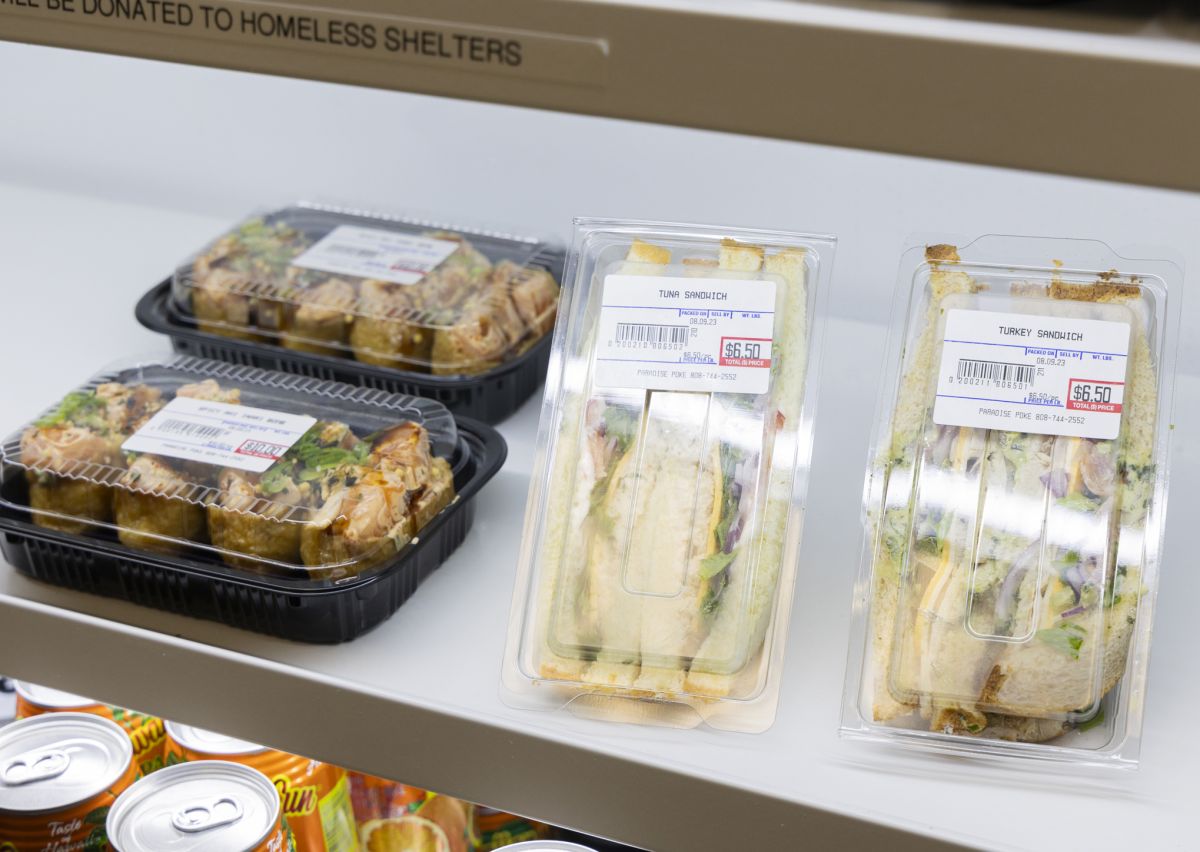 ツナサンドイッチ、ターキーサンドイッチ 各$6.50