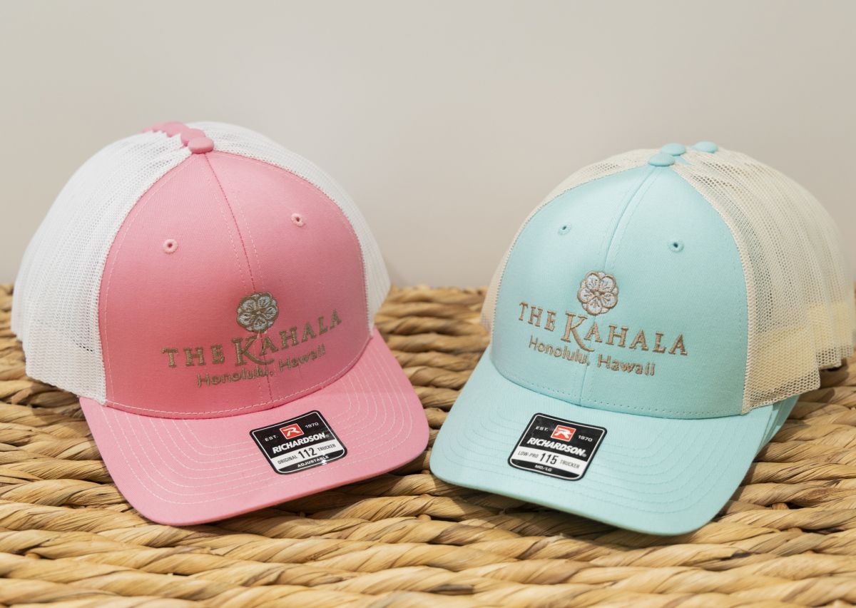 ロゴ入りトラッカーキャップ  各$38