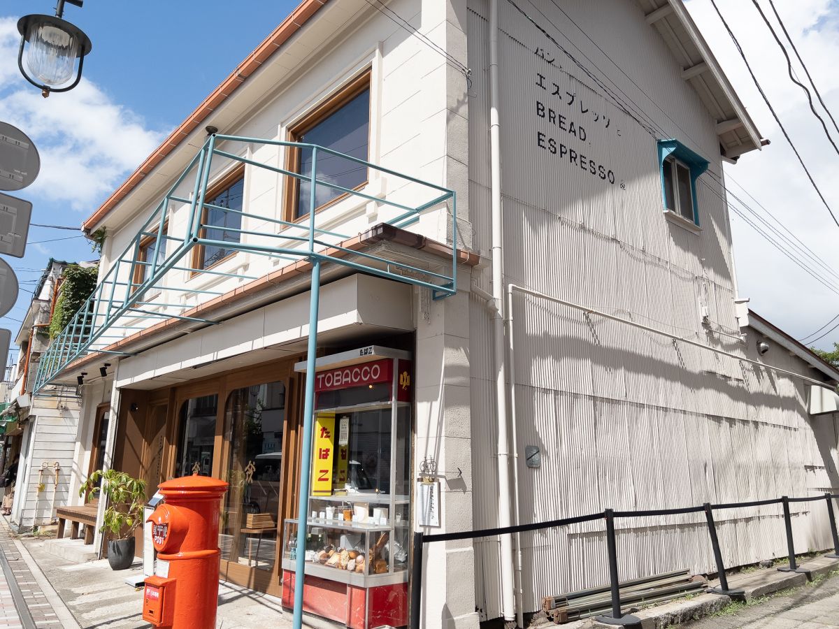 赤いポストが目印のレトロな建物