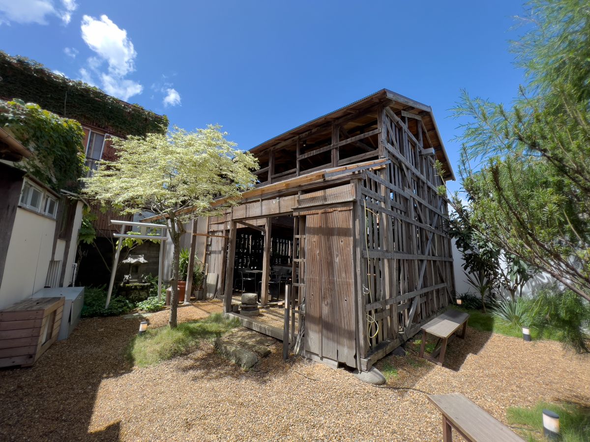 店の裏にある倉庫を利用したカフェスペース