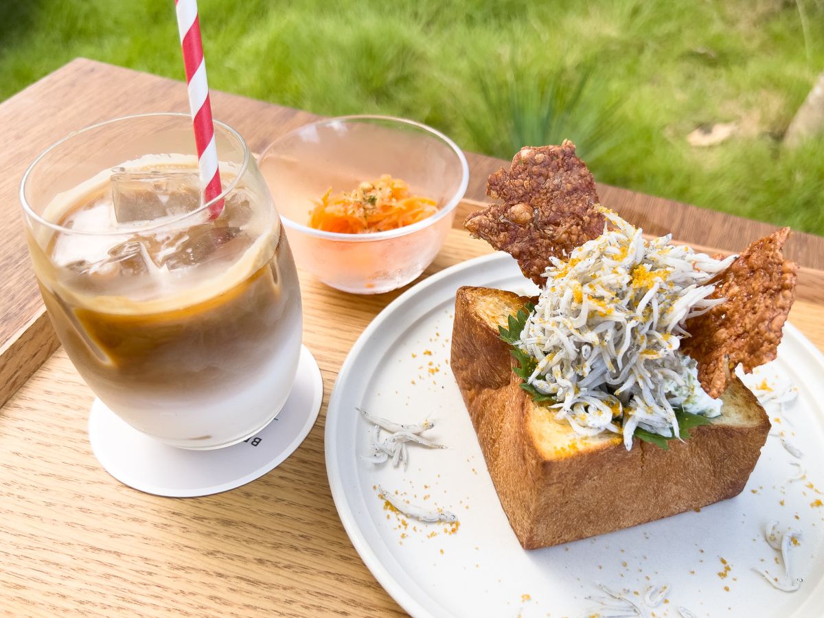 「ムーしらすトーストセット」1400円、「カフェラテ」は＋150円