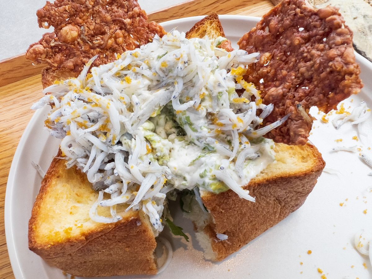 しらすトーストは「ムー」を半分使用