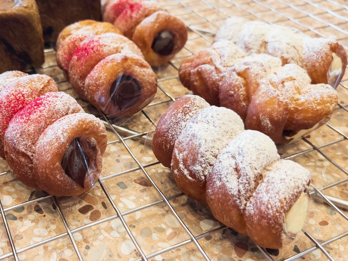 「ムードーナツ」（写真右）クリーム、（写真左）チョコクリーム各400円