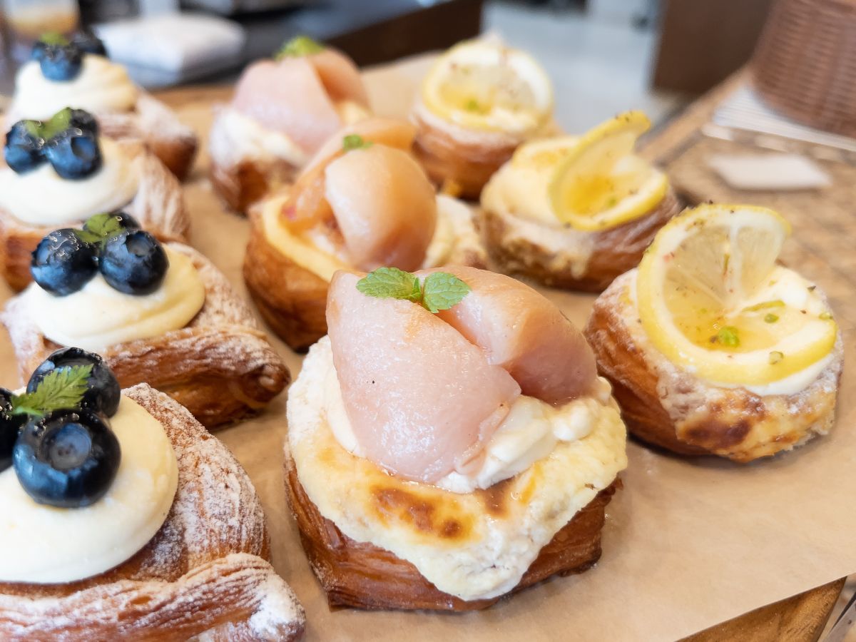 （写真中央）「白桃デニッシュ」280円など