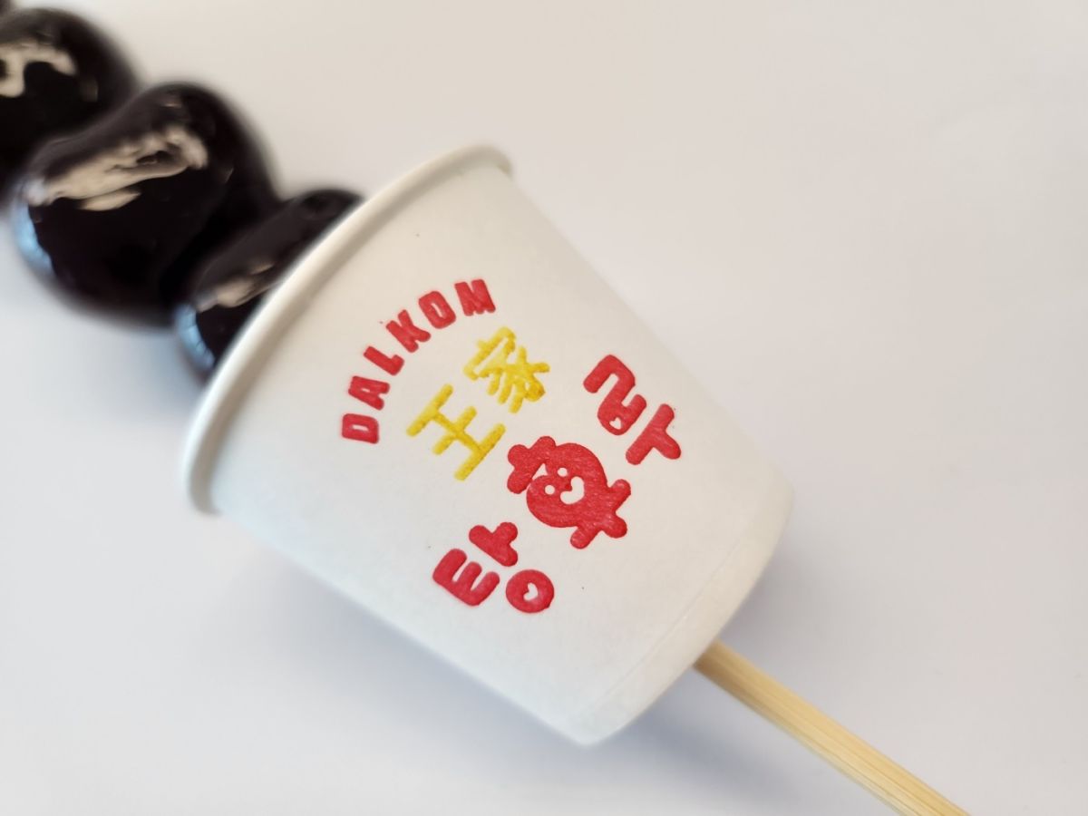 お店のロゴが入った飴が溶けてたれてしまわないように小さいカップをつけてくれます。  