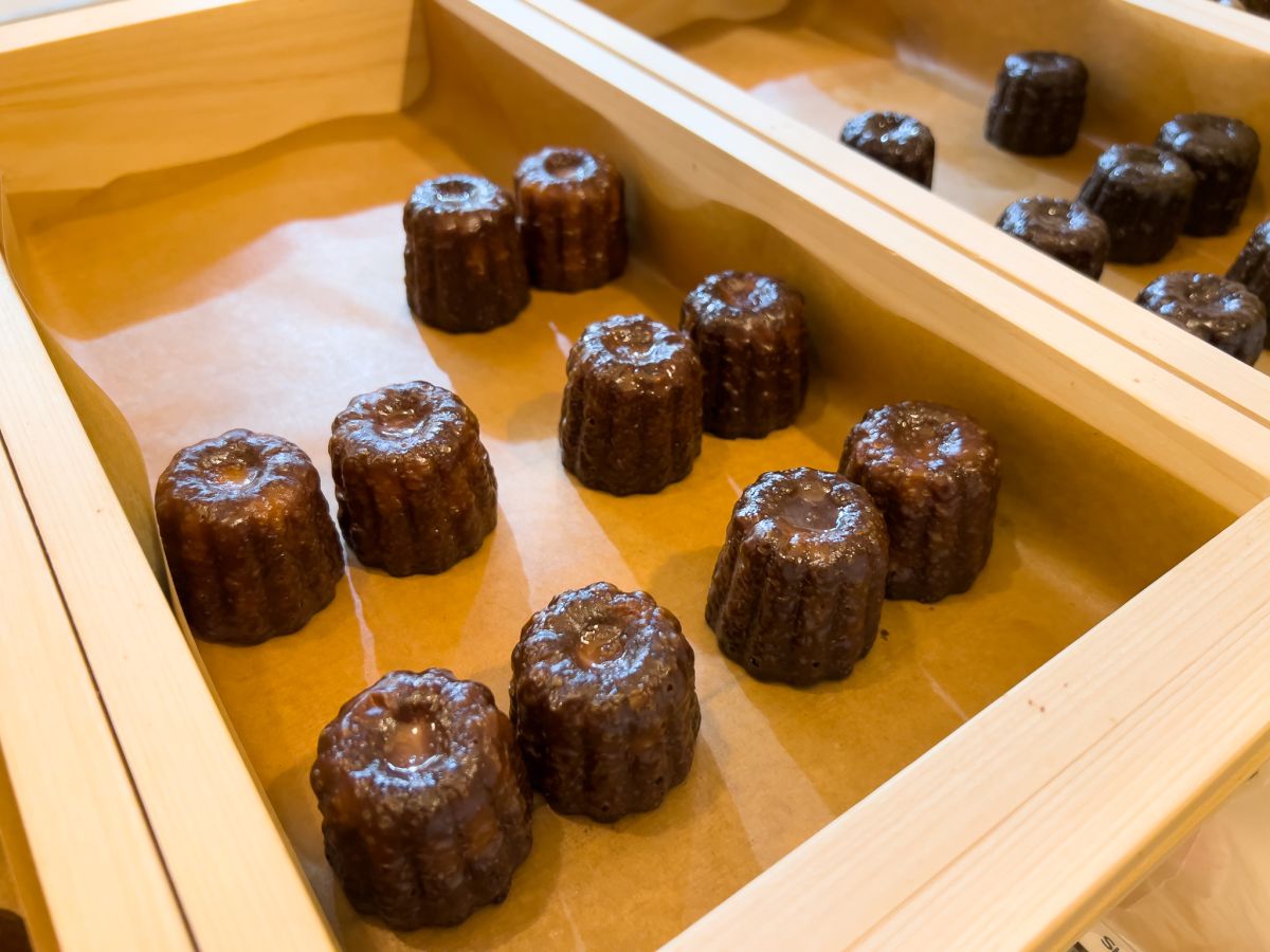 番重に並ぶ「カヌレ」はすべて1個290円