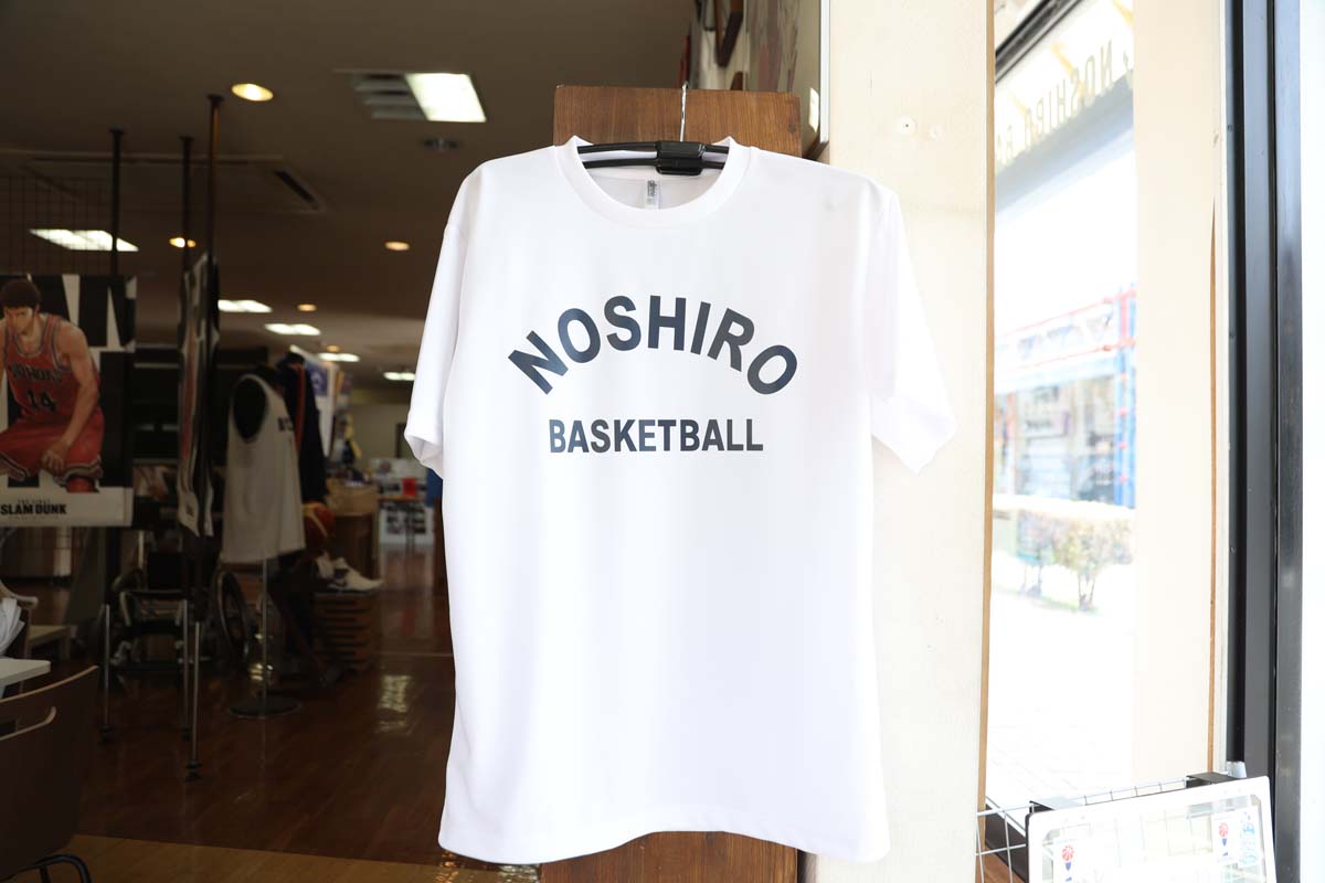 能代科学技術高校バスケ部が練習で着用しているTシャツと同じデザインのTシャツも販売。「レプリカゲームTシャツ」S・M・L・LL・3L 各2000円