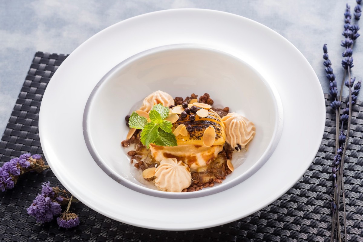 ラフランスコンポートキャラメル　パフェ単品　¥1,000／ドリンク付　¥1,600　＜天空ラウンジ TOP of TREE＞（イーストヤード31階）