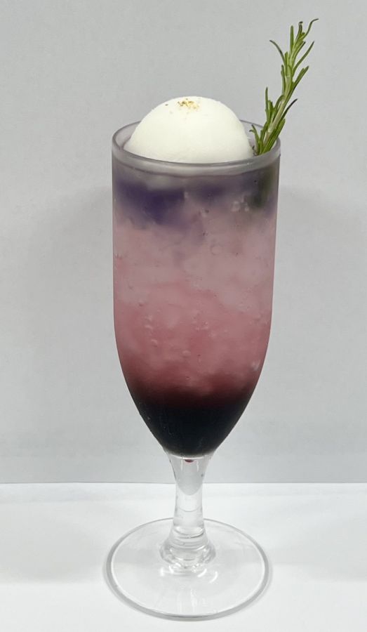 【スカイツリー限定】りんごジュレと巨峰のソーダ　¥850 　※別途展望台への入場料がかかります。  ＜SKYTREE CAFE＞（天望デッキ フロア３４０）　※販売期間　9月8日(金)～10月15日(日)