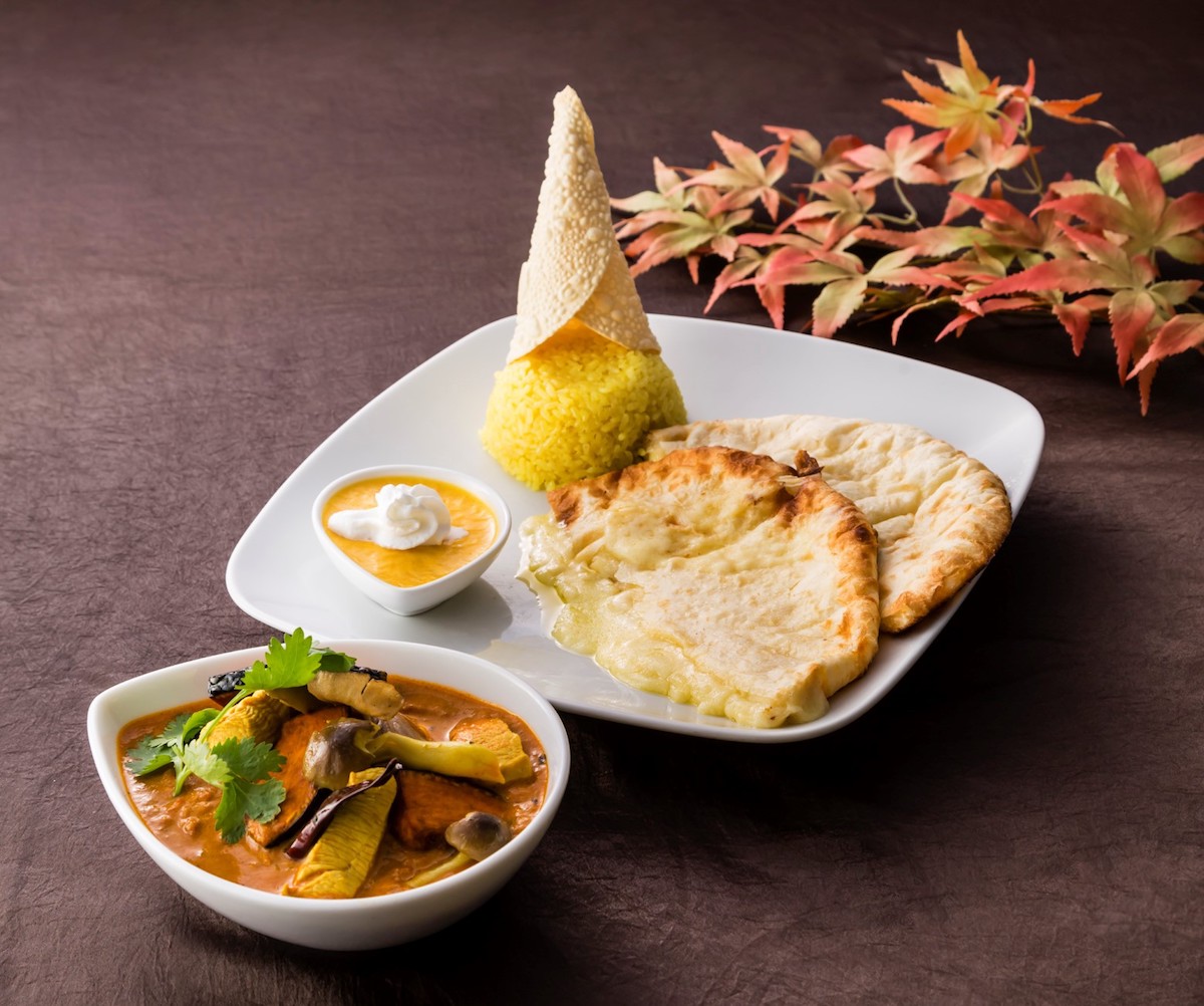 【ソラマチ限定】秋のかぼちゃときのこのチキンカレー チーズナンセット　¥1,850　＜インド料理 アマラ＞（イーストヤード6階）
