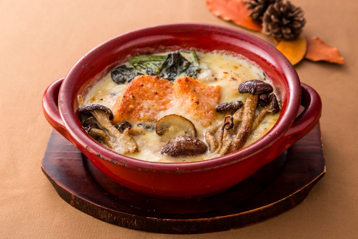 【ソラマチ限定】秋鮭ときのこいっぱいのグラタン　¥1,780　＜洋食屋 銀座グリルカーディナル＞（イーストヤード7階）