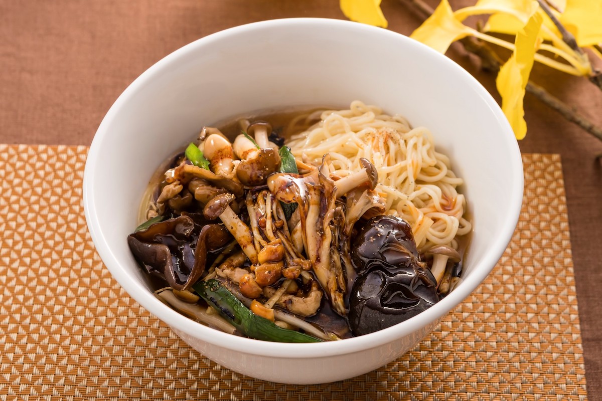 【ソラマチ限定】たっぷりきのこの具だくさん酸辣湯麺 黒酢風味　¥1,080　＜南国酒家　原宿麺飯房＞（ウエストヤード3階）