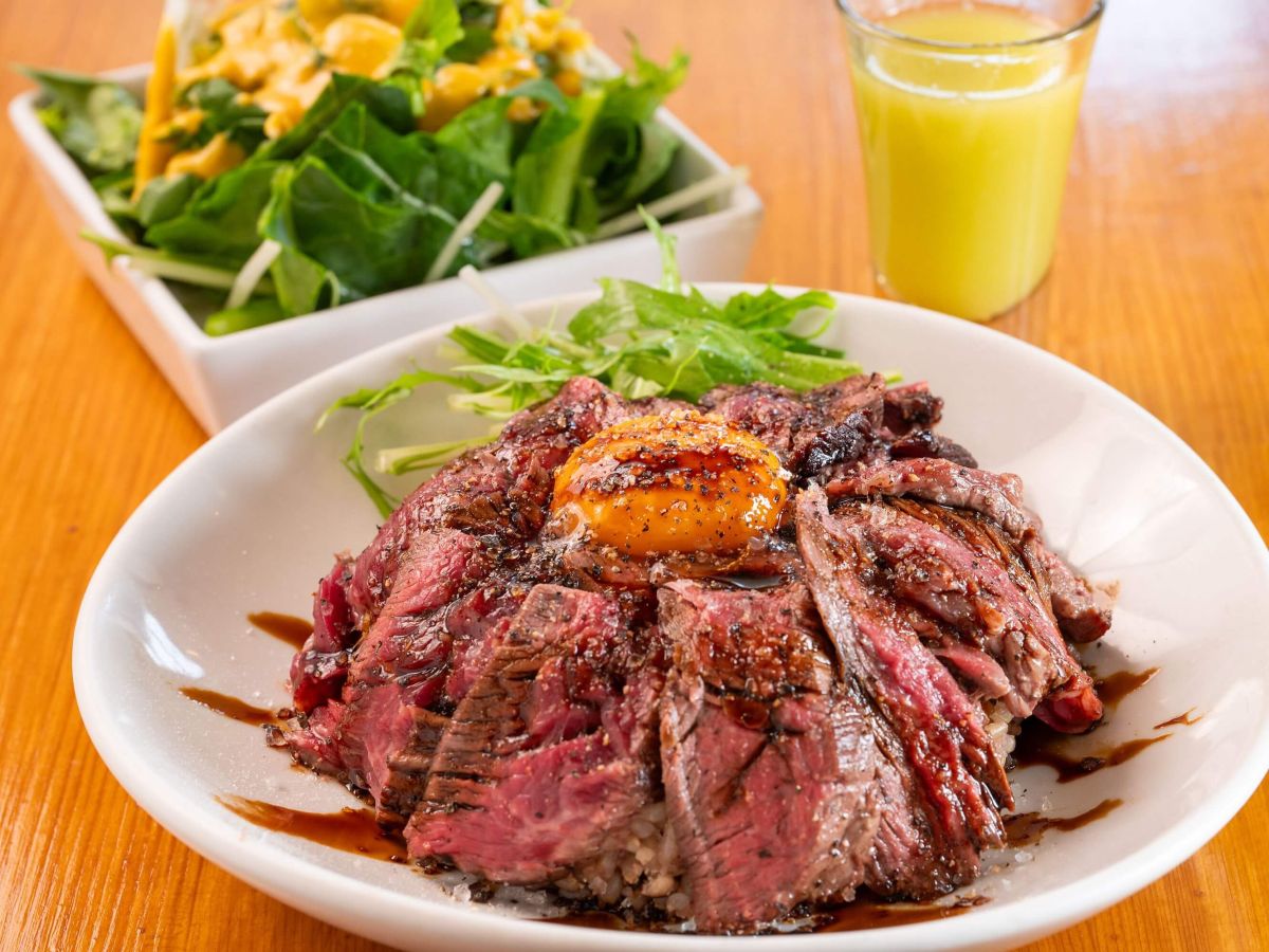 「USプライムビーフのハラミステーキ丼（ひとくちスムージー、サラダ付き）」1300円 ※土・日曜、祝日はプラス200円（ソフトドリンク付き）