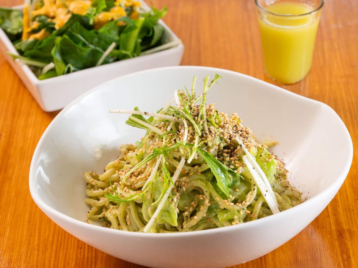 「冷製エスニック Veganジェノベーゼ（ひとくちスムージー、サラダ付き）」1100円  ※土・日曜、祝日はプラス200円（ソフトドリンク付き）