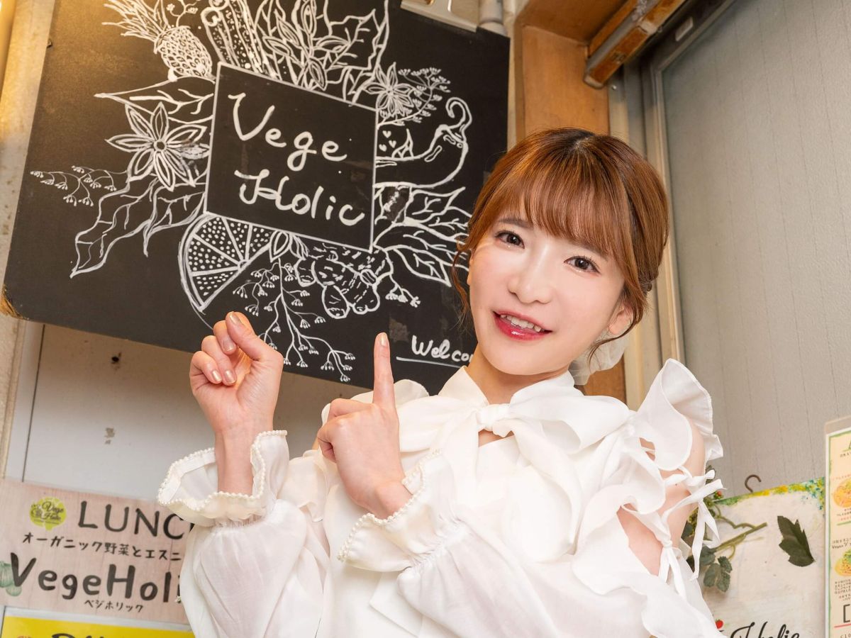 店舗入口に続く階段は「白磁館」ビルの横にあります