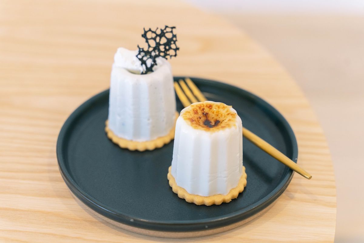 手前がプレーン、奥が黒ごま