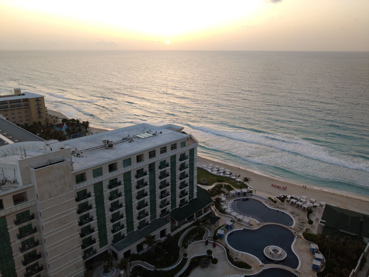 25Fのエレベーターホールから朝日が見えました