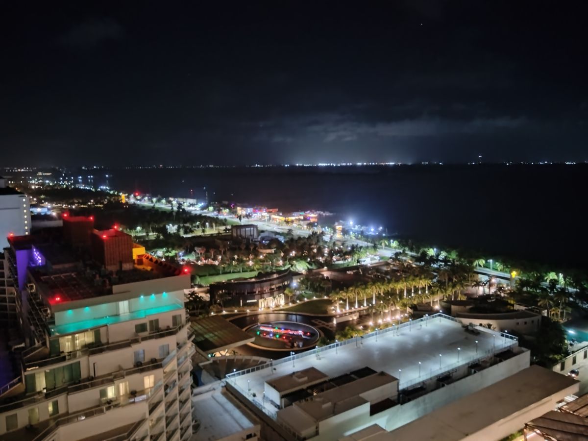 部屋から見たカンクンのホテルゾーンの夜景