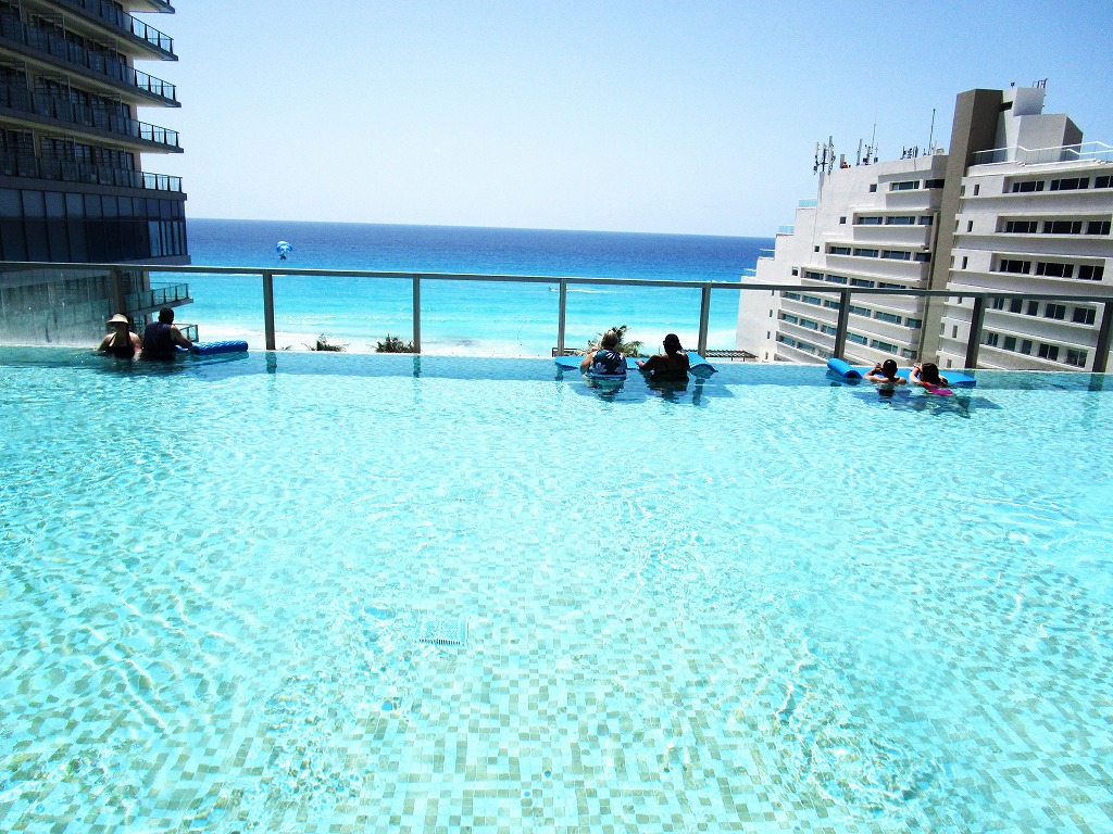 12Fのインフィニティプールからのカリブ海はひときわ美しく見えるかも