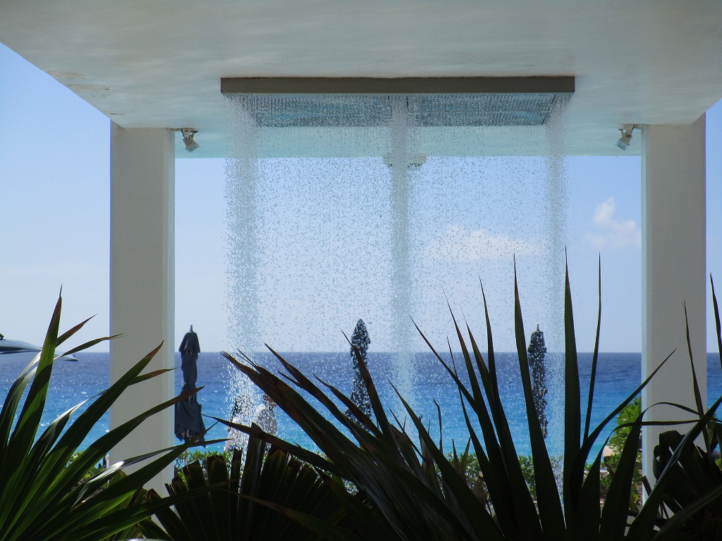 ビーチ前には２つの大きなインフィニティ・プールがあり、こんな素敵なシャワーもあります