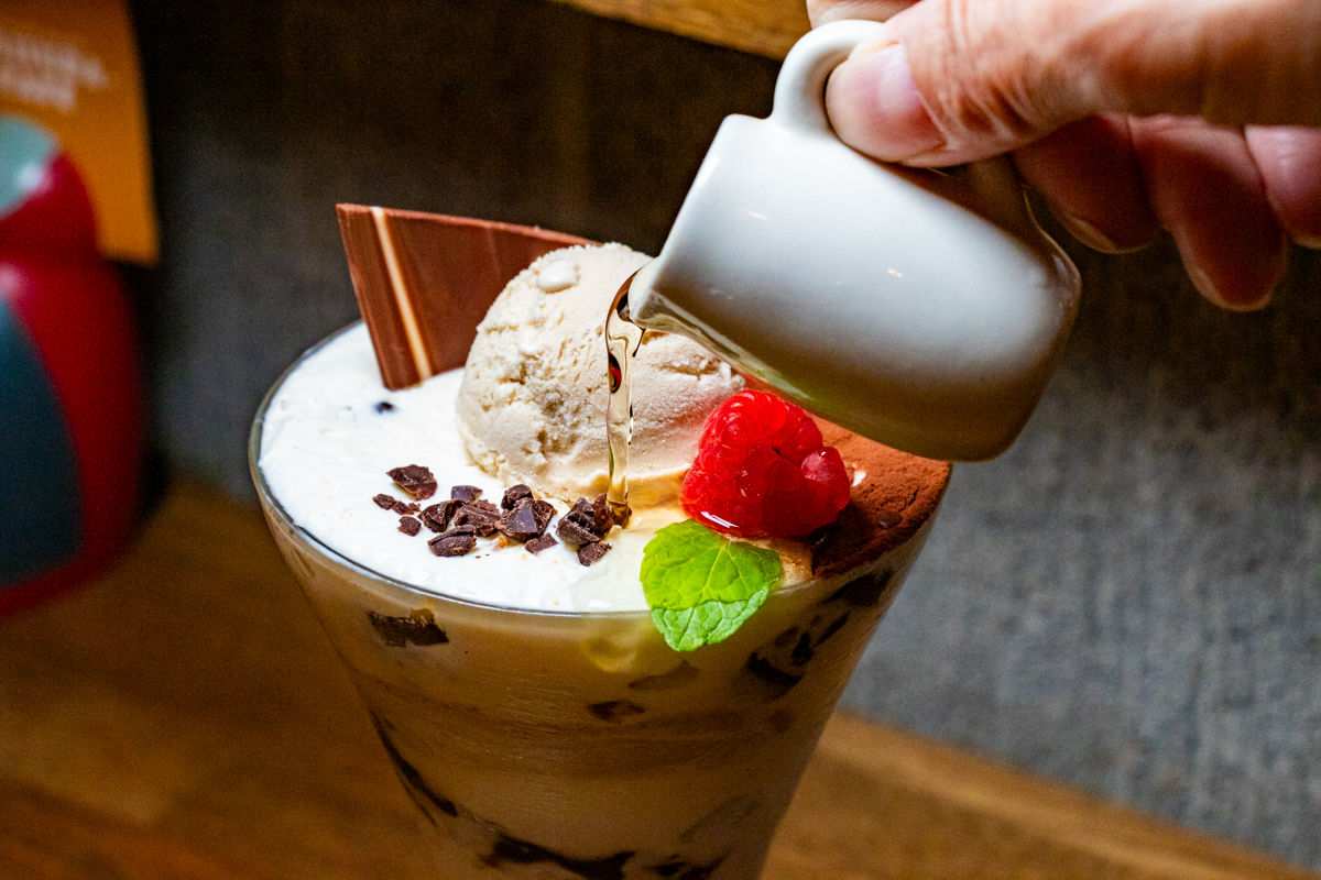 ウイスキー（プラス100円）をかけると、さらに大人の味わいに！