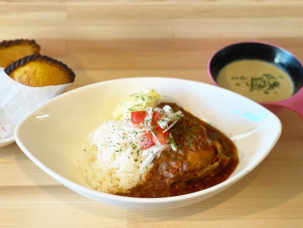 「チキントマト煮込み」（単品）●●円（サラダorスープ、ドリンクセット）●●円 ※写真は単品メニュー