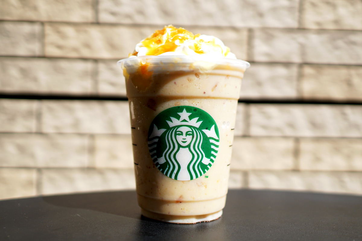 「おさつ バター フラペチーノ®」カスタマイズ：キャラメルソース（無料）、豆乳（+55円）、タゾチャイシロップ（+55円）