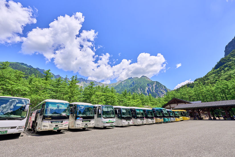 シャトルバスの終着地、上高地バスターミナル。インフォメーションセンターに立ち寄って、散策の情報収集をするのもいい