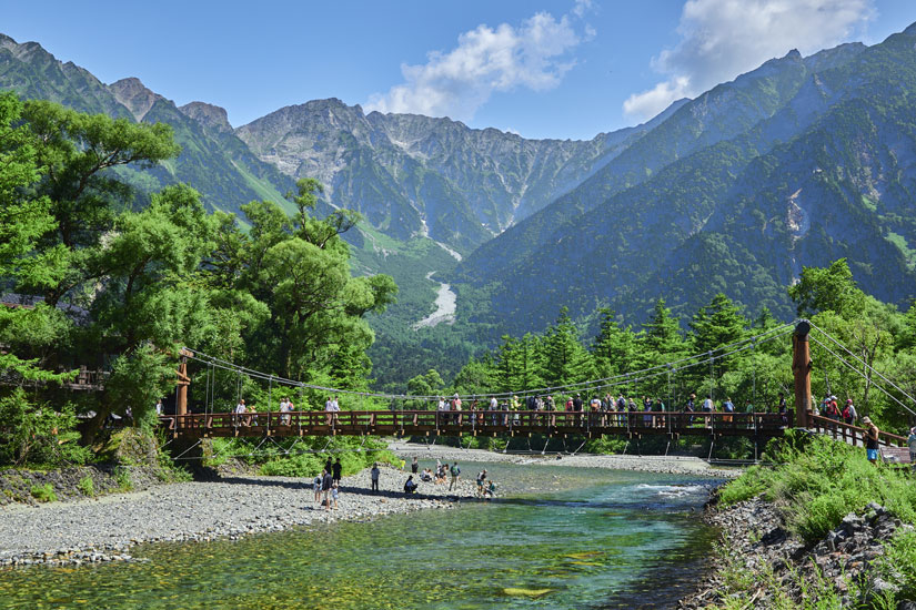 上高地バスターミナルから歩いて5分ほど、休日には多くの人でにぎわう河童橋