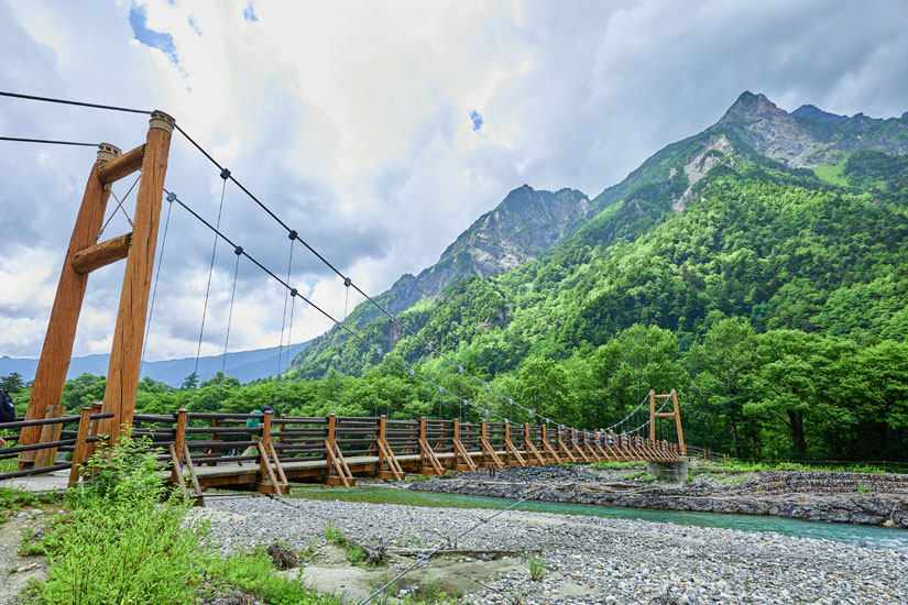 全長50mほどの吊り橋、明神橋。河童橋と比べて人もまばらで静かなスポット