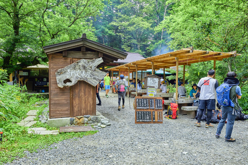 囲炉裏で焼くイワナの塩焼きを目当てに、多くの人が訪れる