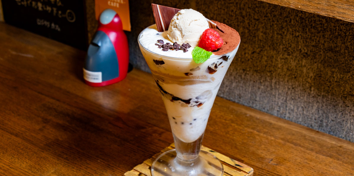 【札幌夜パフェ】ススキノの路地裏でスイーツの隠れ家を発見！ 「ROJIURA CAFE」でシメパフェとお酒を楽しむ