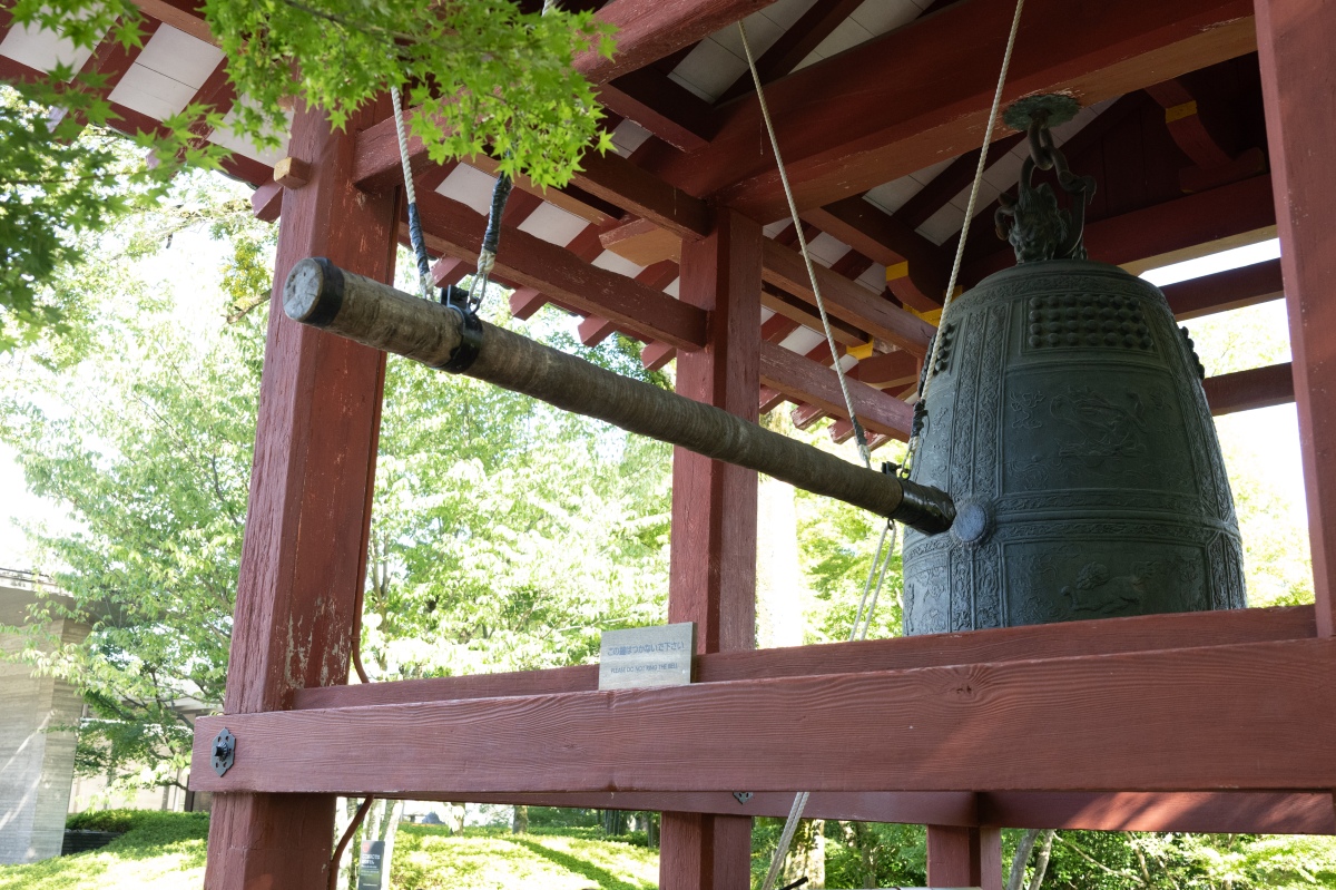 鐘楼にあるのは複製された２代目。初代は鳳凰堂創建と同時期の鋳造と伝わっており、現在は平等院ミュージアム「鳳翔館」に収蔵されている